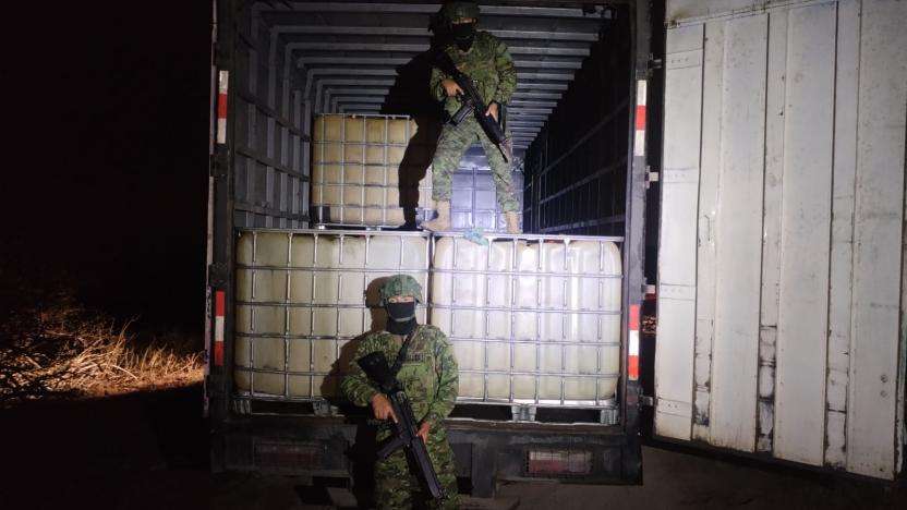 ffaa.-retiene-2-camiones-tipo-cisterna-con-1-400-galones-de-diesel-robado-de-poliducto
