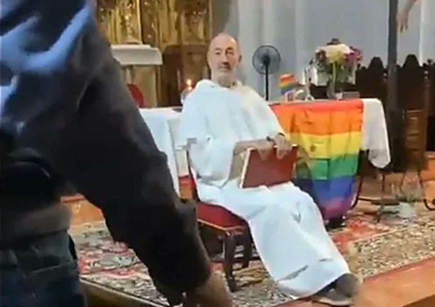 polemica-en-iglesia-espanola-por-presencia-de-una-bandera-gay