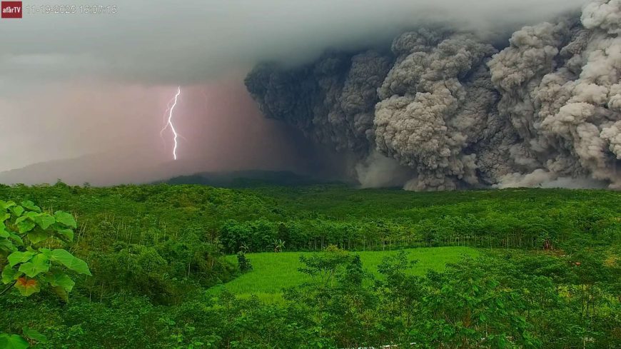 impresionante-erupcion-del-volcan-semeru,-en-indonesia,-amenaza-zonas-pobladas