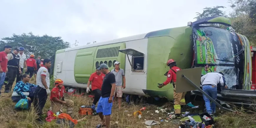 tragedia-vial:-10-muertos-y-16-heridos-en-via-de-chone,-manabi,-al-volcarse-un-bus-interprovincial
